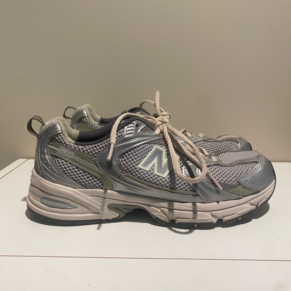 NEW BALANCE 530 SILVER AND KHAKI MENS SIZE 7.5 (fits women’s size 9)